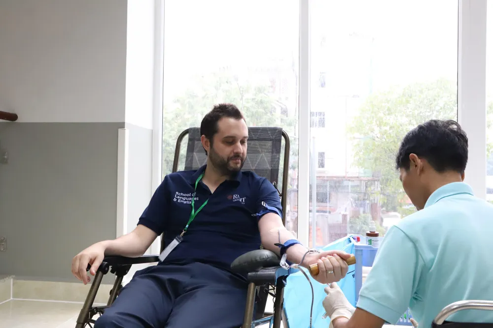 Nhân viên bệnh viện hiến máu cứu người ảnh 1