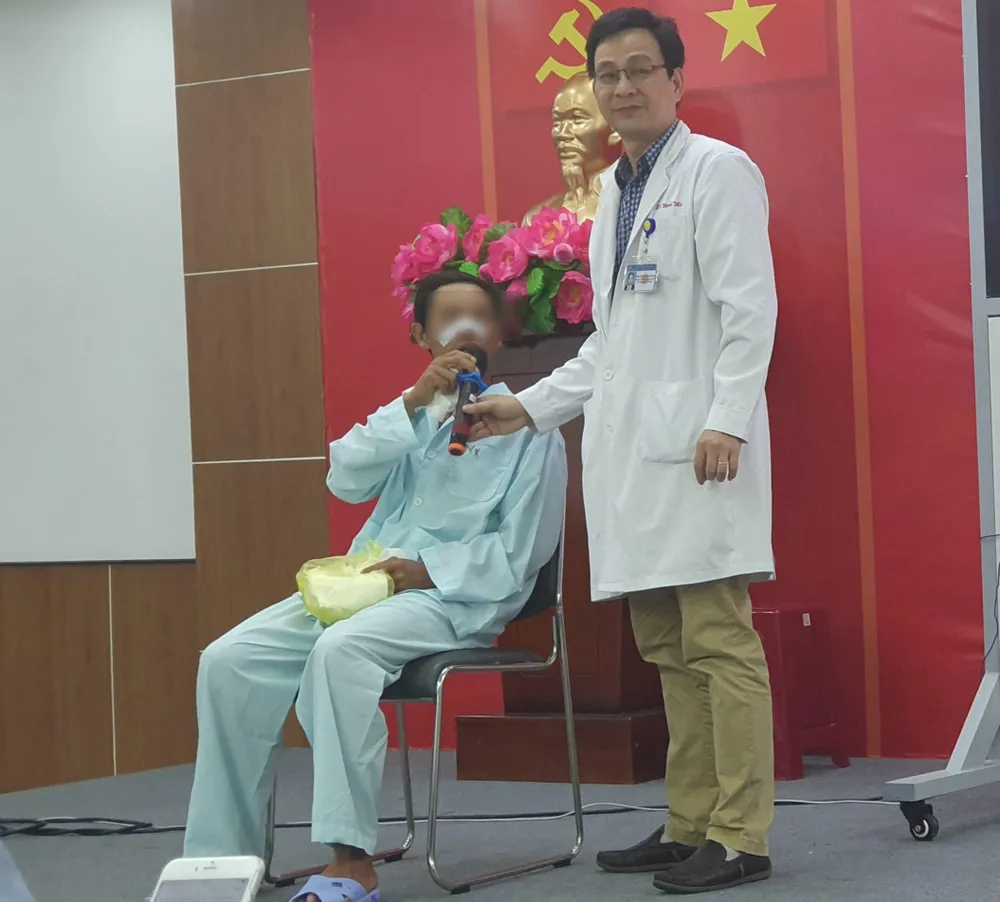 Đoạn đũa dài 7cm nằm trong hốc mắt bệnh nhân hơn 4 năm ảnh 1