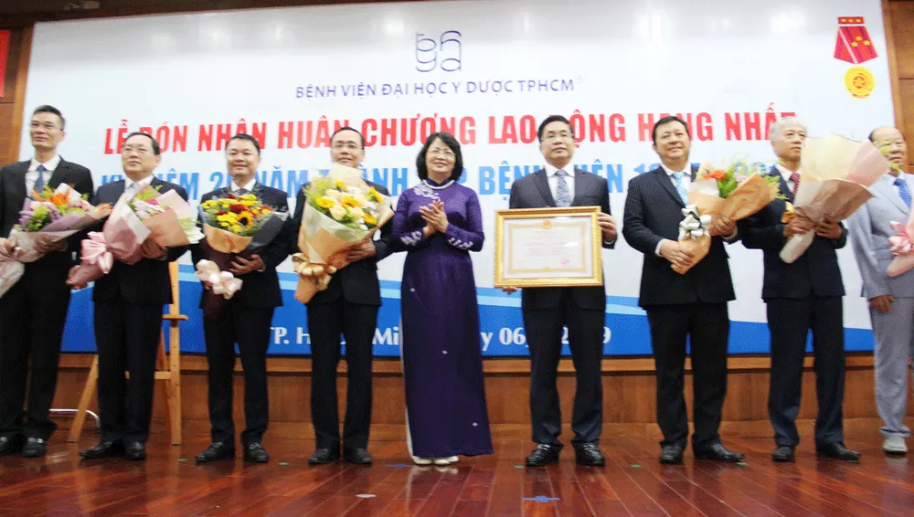 Bệnh viện Đại học Y dược TPHCM đón nhận Huân chương Lao động hạng Nhất ảnh 1