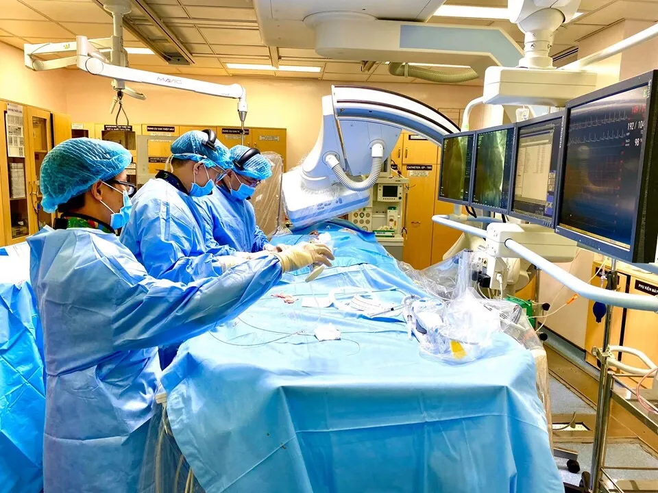 Các bác sĩ đang tiến hành can thiệp tim mạch cho bệnh nhân