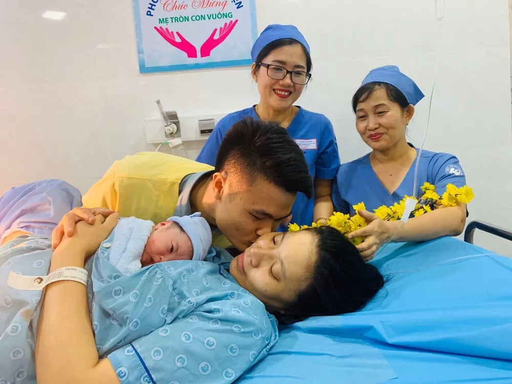 TPHCM chào đón những công dân đầu tiên năm Canh Tý ảnh 1