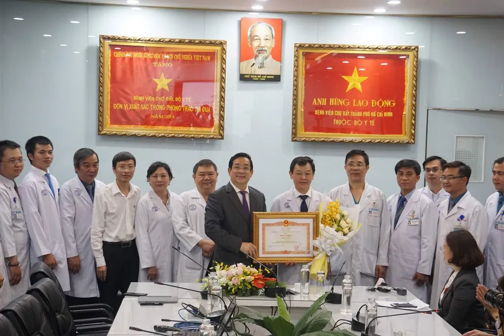 2 người Trung Quốc điều trị tại BV Chợ Rẫy: Người con xuất viện, người cha còn dương tính với nCoV ảnh 1