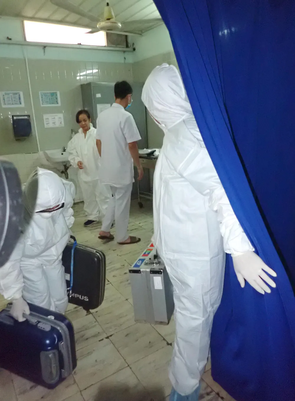 Diễn tập 2 tình huống khẩn cấp tiếp nhận bệnh nhân nhiễm virus Corona ảnh 1