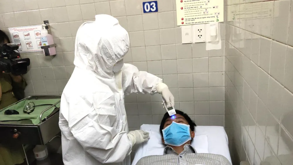 Diễn tập 2 tình huống khẩn cấp tiếp nhận bệnh nhân nhiễm virus Corona ảnh 6