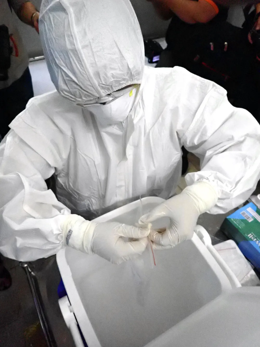 Diễn tập 2 tình huống khẩn cấp tiếp nhận bệnh nhân nhiễm virus Corona ảnh 7