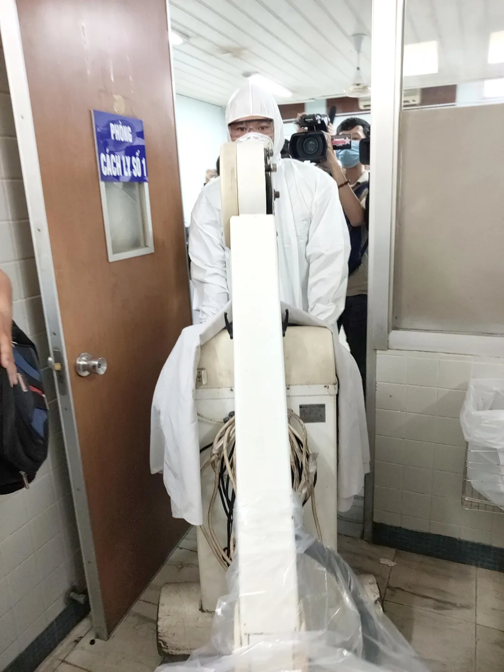 Diễn tập 2 tình huống khẩn cấp tiếp nhận bệnh nhân nhiễm virus Corona ảnh 8