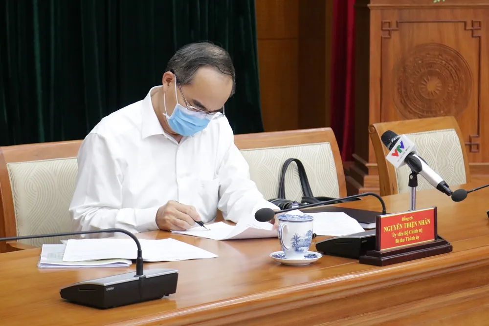 Đồng chí Nguyễn Thiện Nhân, Ủy viên Bộ Chính trị, Bí thư Thành ủy TPHCM chủ trì tại điểm cầu Thành ủy. Ảnh: Trung tâm báo chí TPHCM