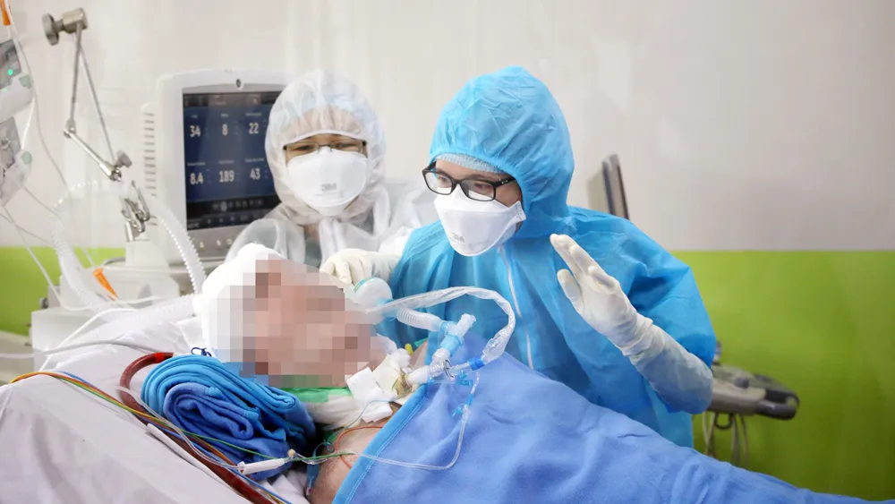 Các điều dưỡng Bệnh viện Chợ Rẫy đang giao tiếp với bệnh nhân thứ 91