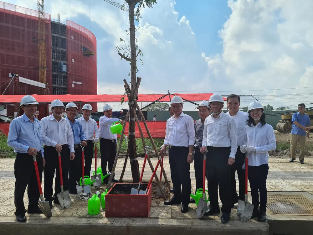 Phủ xanh khu Y tế Kỹ thuật cao và Viện trường Y khoa Phạm Ngọc Thạch ảnh 1