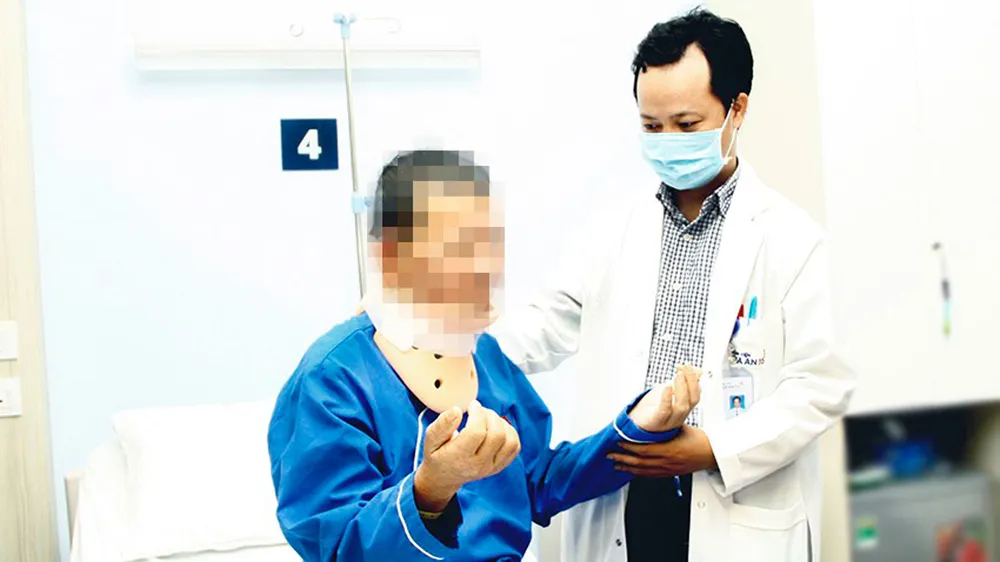 Bác sĩ đang thăm khám cho bệnh nhân