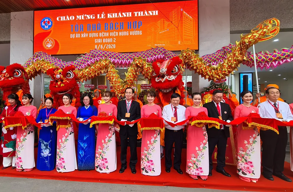 Khánh thành và đưa vào hoạt động tòa nhà Bách hợp Bệnh viện Hùng Vương ảnh 1