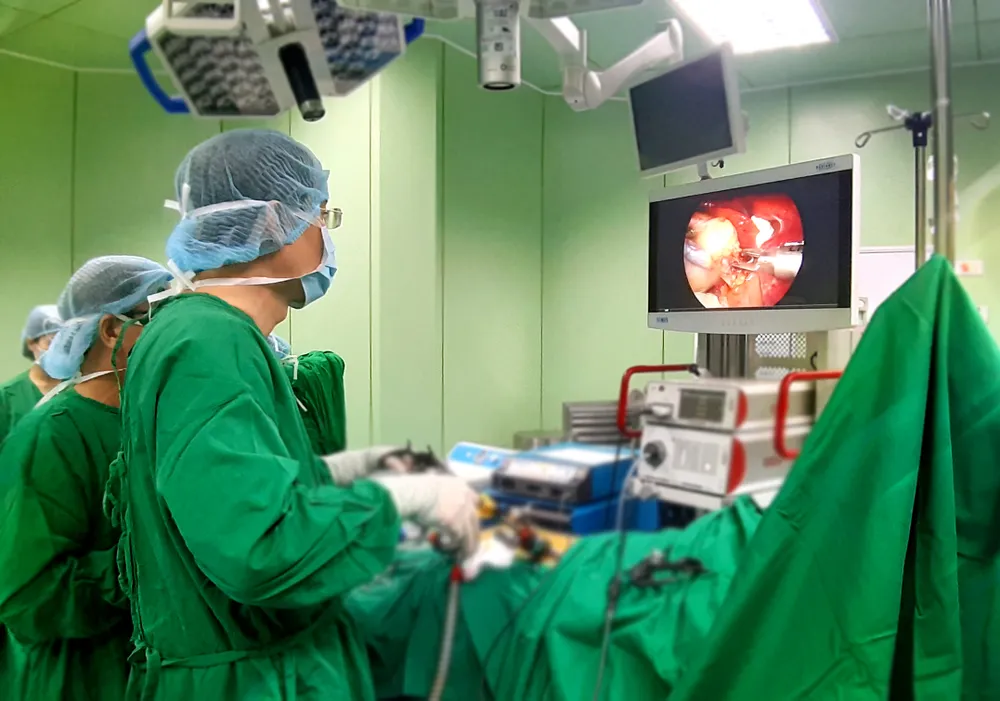 Bác sĩ Nguyễn Thế Toàn đang tiến hành phẫu thuật cho bệnh nhân