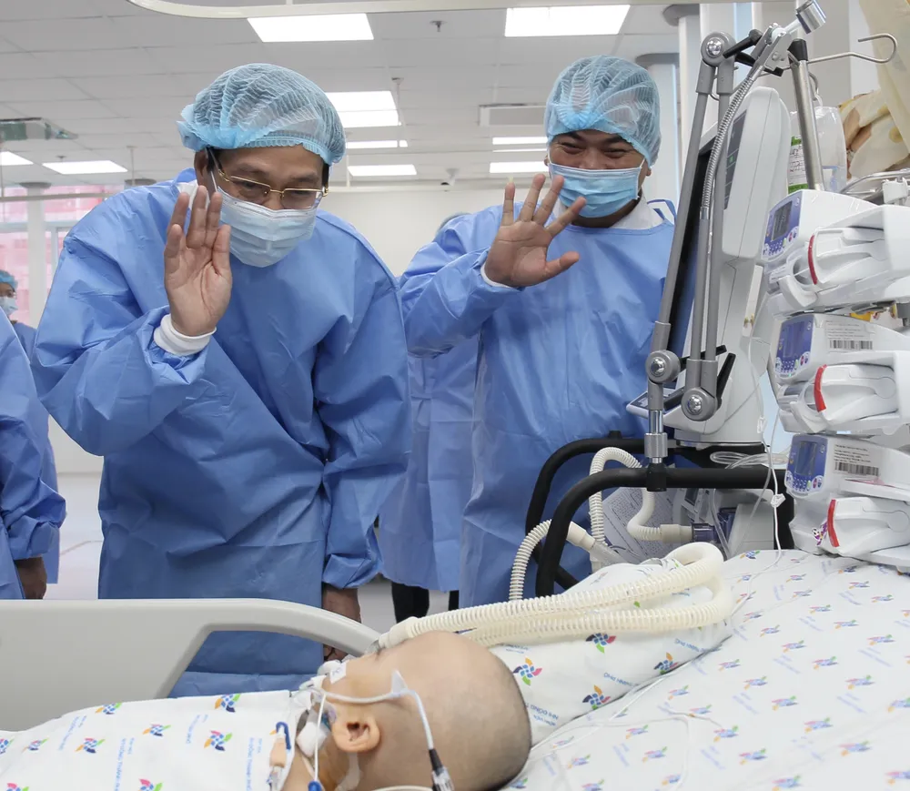 Phó Chủ tịch UBND TPHCM Lê Thanh Liêm thăm 2 bé Trúc Nhi và Diệu Nhi ảnh 1