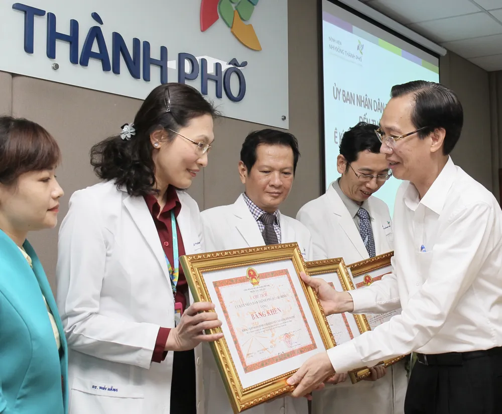 Phó Chủ tịch UBND TPHCM Lê Thanh Liêm thăm 2 bé Trúc Nhi và Diệu Nhi ảnh 4