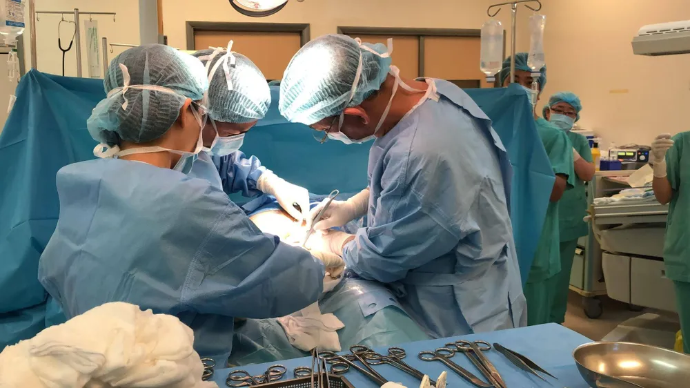 Cứu sống 3 trẻ sinh non từ sản phụ mang tam thai tự nhiên ảnh 1