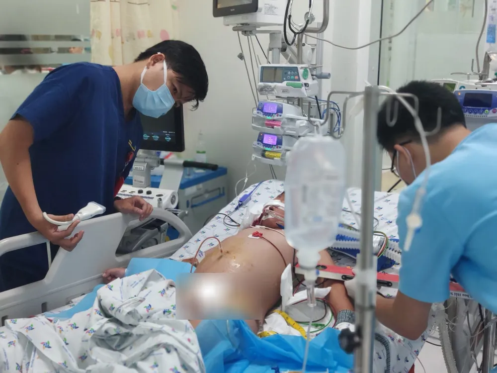 Bé trai bị sốc sốt xuất huyết  phải truyền hơn 2 lít máu và chế phẩm máu