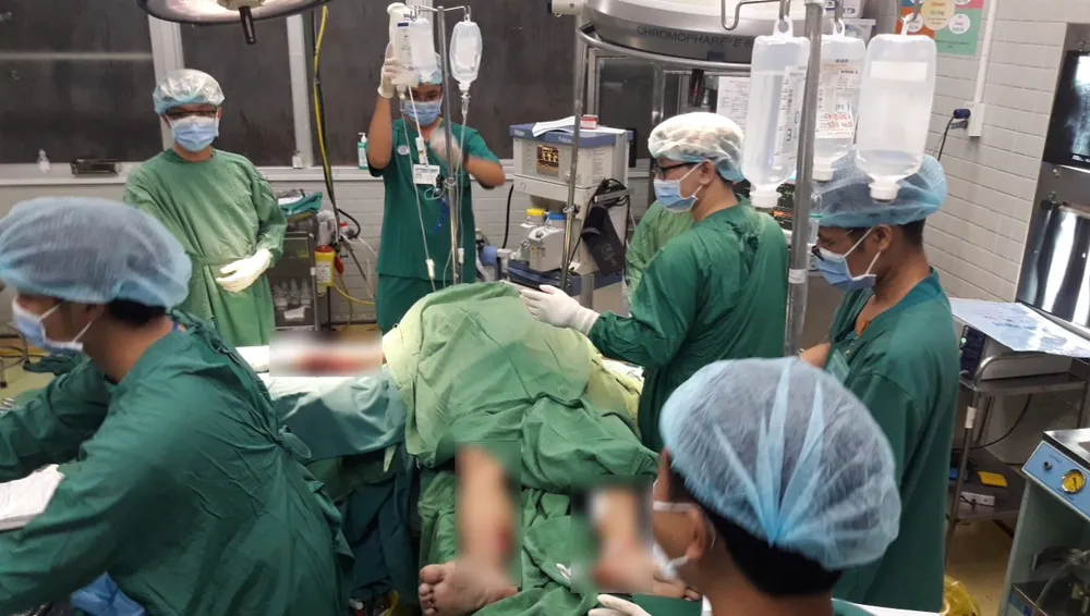 Các bác sĩ cấp cứu cho bệnh nhân ngay trong đêm 24-9 nhưng bệnh nhân không qua khỏi và tử vong vào sáng 25-9