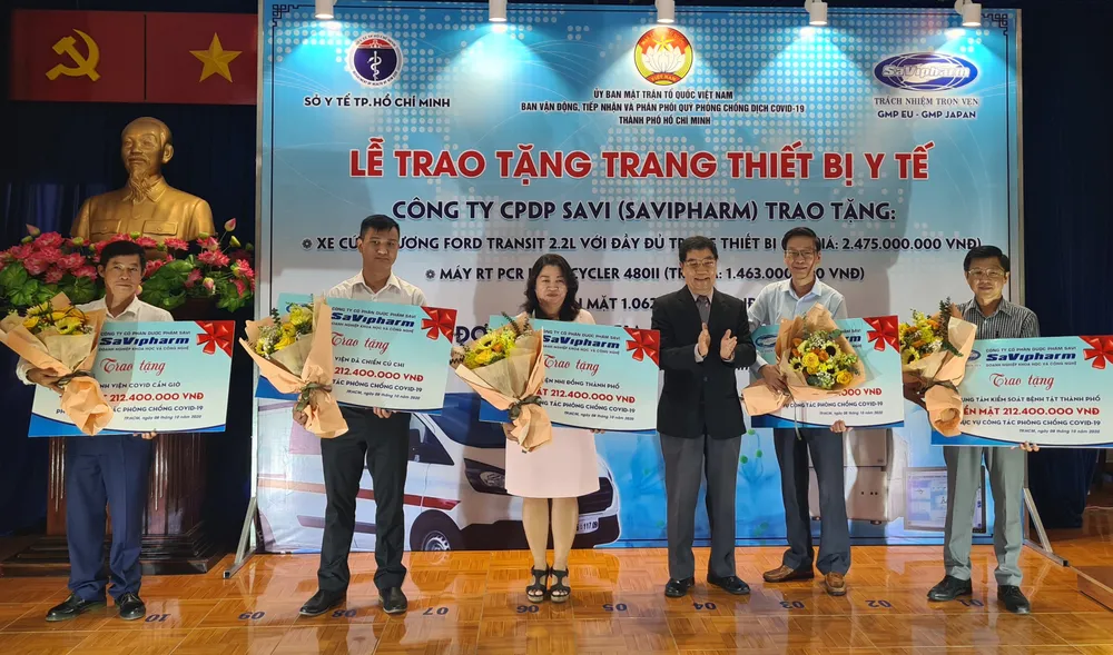 Savipharm tặng thiết bị phòng chống dịch trị giá 5 tỷ đồng ngành y tế TPHCM ảnh 1