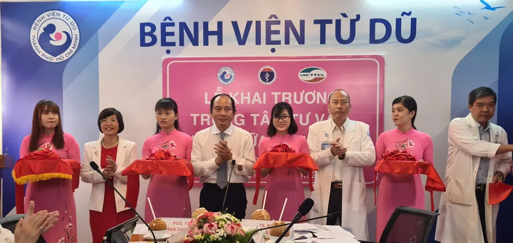 Cắt băng khai trương Hệ thống tư vấn, khám chữa bệnh từ xa tại Bệnh viện Từ Dũ vào sáng 22-10-2020.
