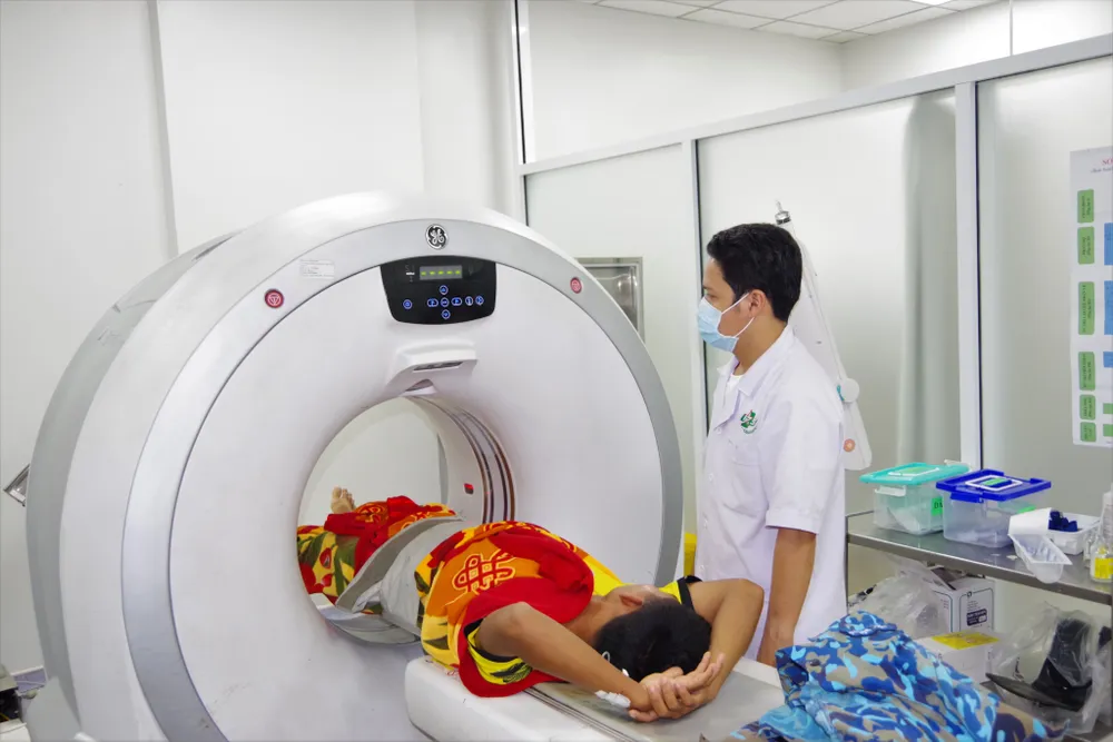 Cấp cứu an toàn 2 bệnh nhân được chuyển bằng trực thăng về từ Trường Sa về đất liền ảnh 1