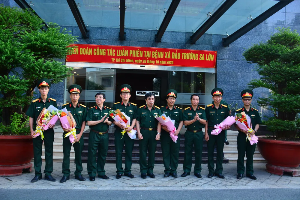 6 cán bộ, y bác sĩ lên đường nhận nhiệm vụ ở Trường Sa ảnh 1