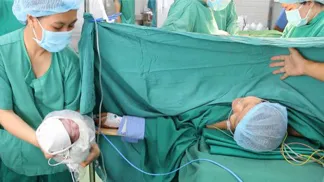 Sau 15 tuần can thiệp, điều trị tích cực, thai phụ được các bác sĩ Bệnh viện Hùng Vương tiến hành mổ bắt thai lúc 35 tuần