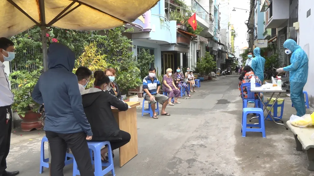 Nhân viên y tế lấy mẫu xét nghiệm cho người dân trên địa bàn phường 7, quận 6
