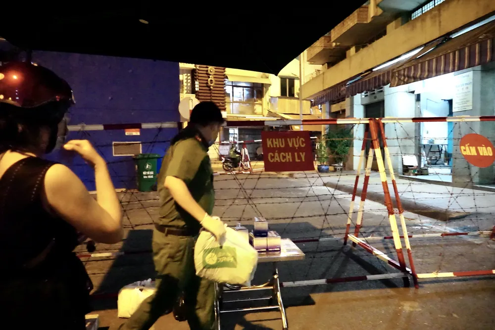 Phong tỏa chung cư Sư Vạn Hạnh (quận 5) vì có người nghi mắc Covid-19 ảnh 3