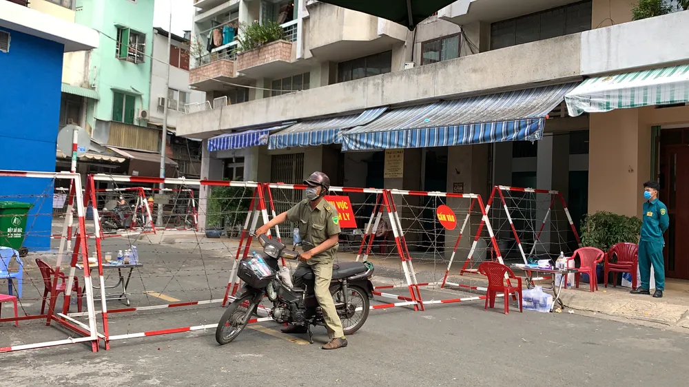 Phong tỏa chung cư Sư Vạn Hạnh (quận 5) vì có người nghi mắc Covid-19 ảnh 1