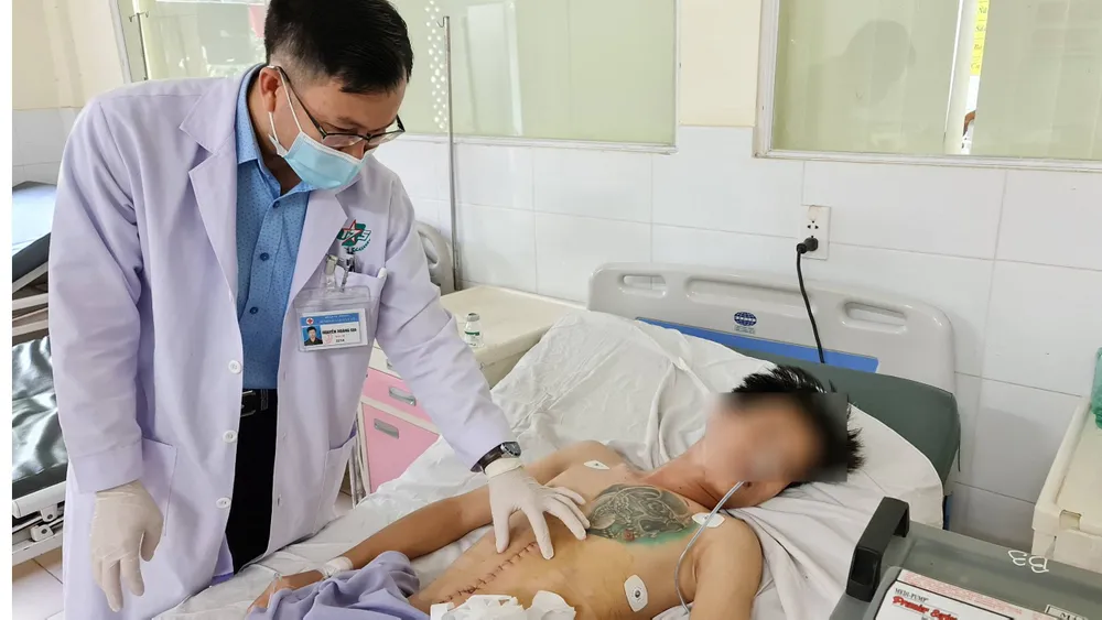 Trầm cảm, nam thanh niên ăn 1kg đinh, thìa, lưỡi dao, thỏi sắt ảnh 1