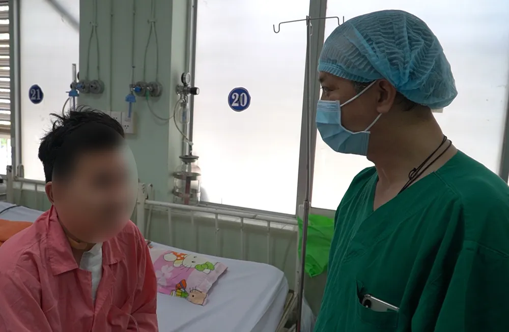 Bác sĩ đang thăm khám cho bệnh nhân