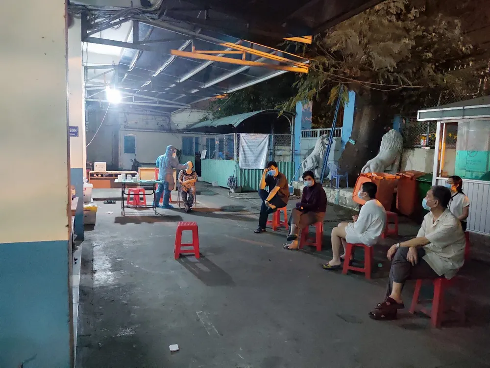 Nhân viên y tế lấy mẫu xét nghiệm cho nhân viên làm việc tại sân bay Tân Sơn Nhất