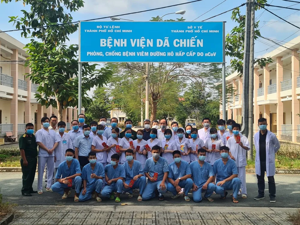 Thứ trưởng Nguyễn Trường Sơn chúc tết Bệnh viện Bệnh lý hô hấp cấp tính Củ Chi ảnh 2