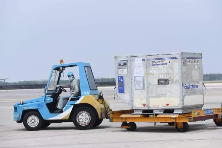 117.600 liều vaccine Covid-19 đầu tiên đã về Việt Nam ảnh 6