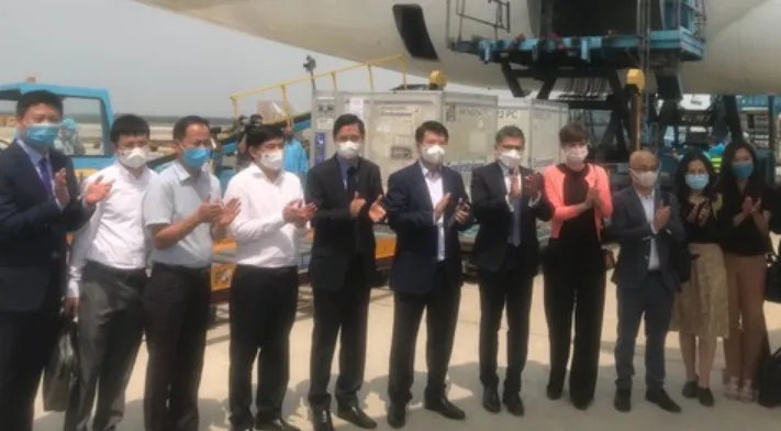 117.600 liều vaccine Covid-19 đầu tiên đã về Việt Nam ảnh 3