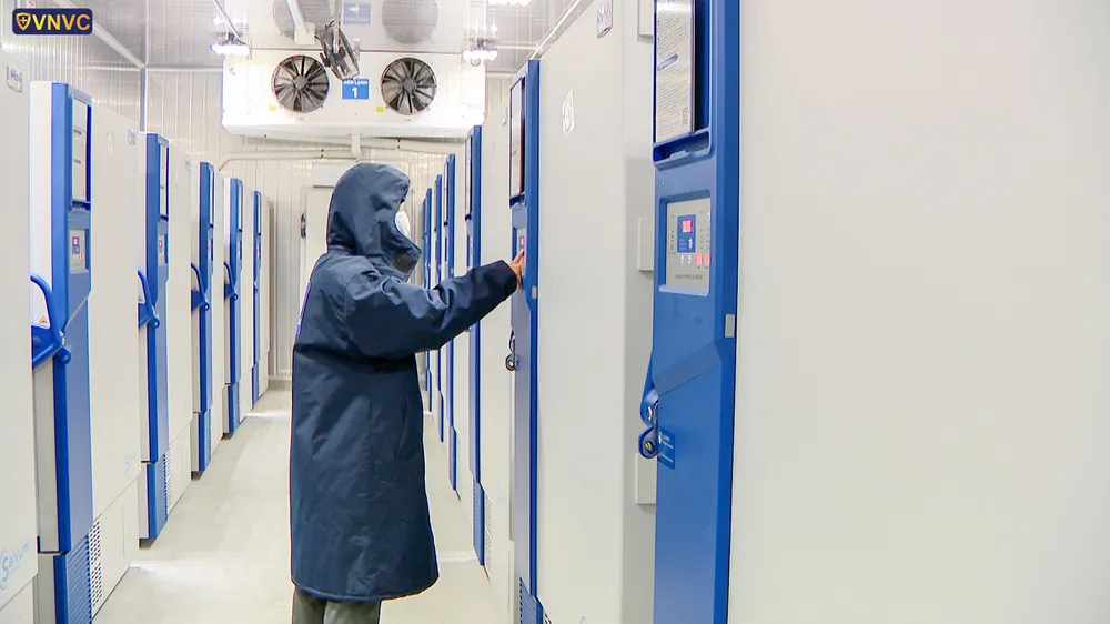 117.600 liều vaccine Covid-19 đầu tiên đã về Việt Nam ảnh 4