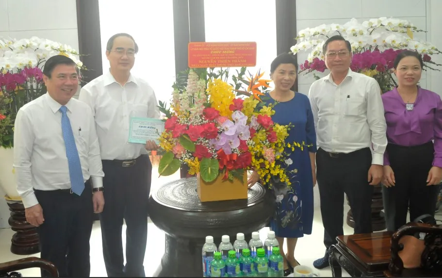 Chủ tịch UBND TPHCM Nguyễn Thành Phong thăm hỏi gia đình Giáo sư, Bác sĩ, Anh hùng Lao động, Thầy thuốc Nhân dân Nguyễn Thiện Thành. Ảnh: CAO THĂNG