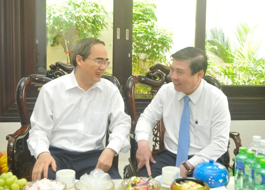 Đồng chí Nguyễn Thành Phong thăm, chúc mừng gia đình Giáo sư Nguyễn Thiện Thành ảnh 1