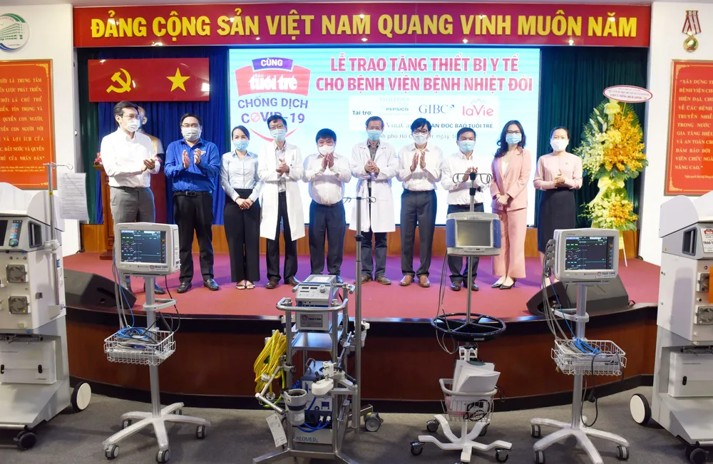 Bệnh viện Bệnh Nhiệt đới tiếp nhận thiết bị y tế trị giá khoảng 6,5 tỷ đồng ảnh 1
