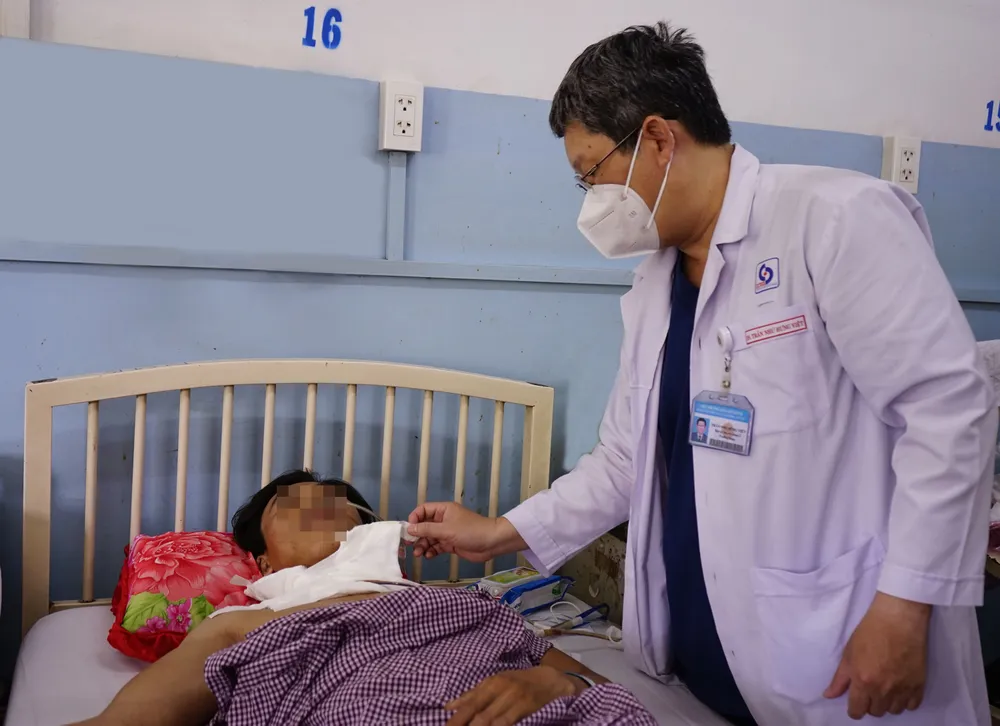 Cứu sống kịp thời công nhân bị thanh sắt đâm xuyên cổ ảnh 2