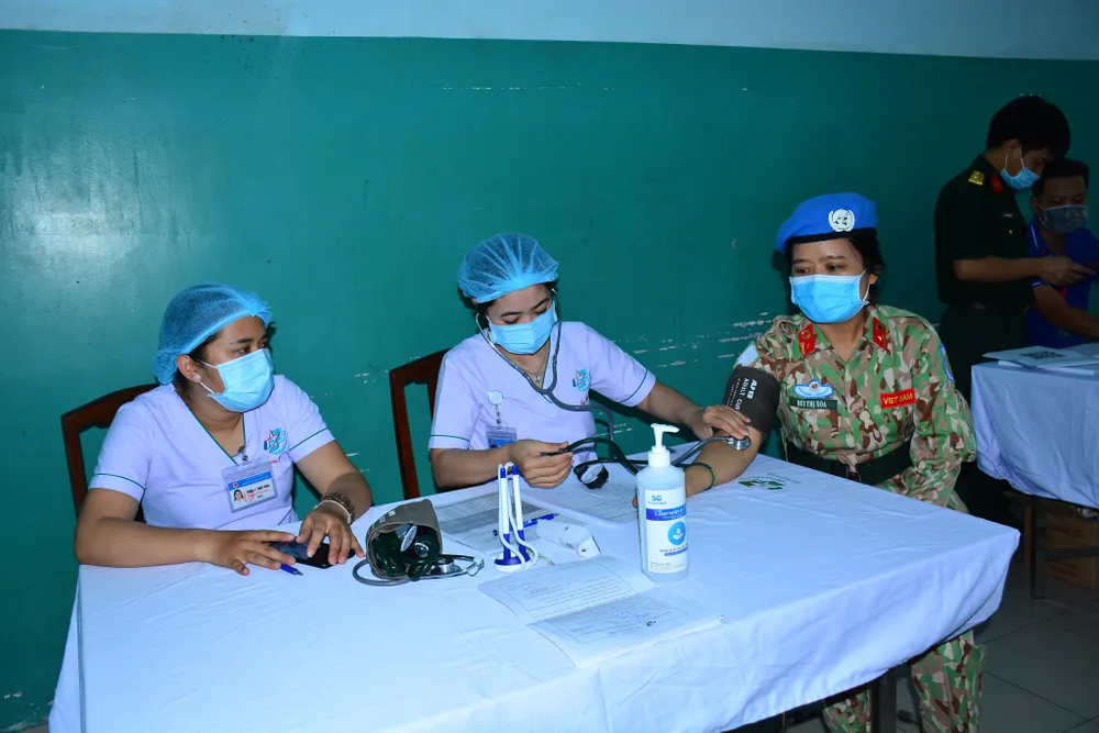 64 cán bộ, chiến sĩ Bệnh viện Dã chiến 2.3 tiêm vaccine Covid-19 trước khi lên đường đến Nam Sudan ảnh 2