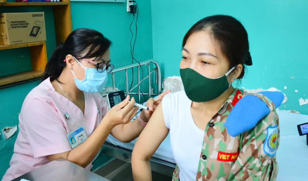  Cán bộ, chiến sĩ Bệnh viện Dã chiến 2.3 được tiêm vaccine Covid-19 trước khi lên đường đến Nam Sudan làm nhiệm vụ. Ảnh: TRẦN CHÍNH