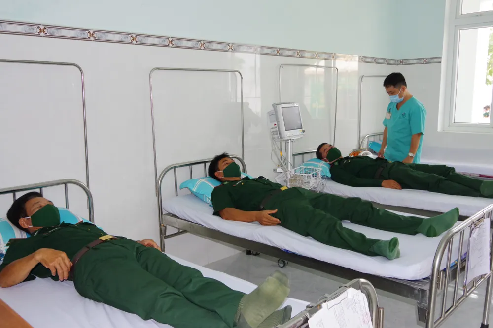 895 cán bộ, chiến sĩ làm nhiệm vụ bảo vệ biên giới Tây Nam được tiêm vaccine Covid-19 ảnh 1