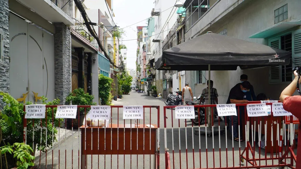 TPHCM: Phát hiện ca dương tính lần 1 với SARS-CoV-2, khoanh vùng 1 con hẻm ảnh 1