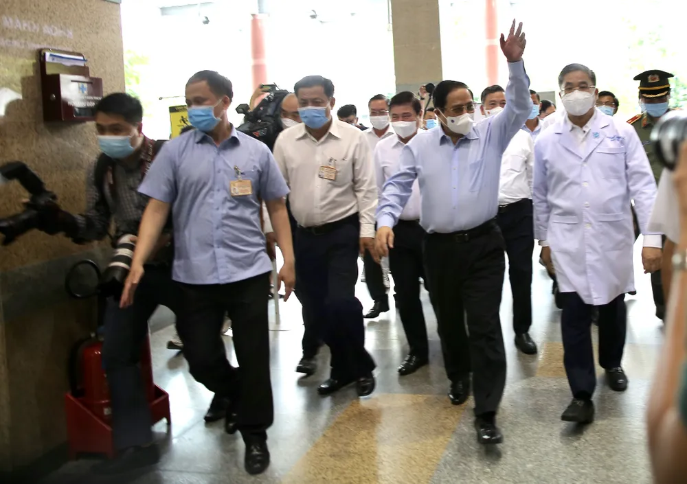 Thủ tướng Chính phủ Phạm Minh Chính: Không vì phát triển kinh tế mà hy sinh sức khỏe của nhân dân ảnh 1