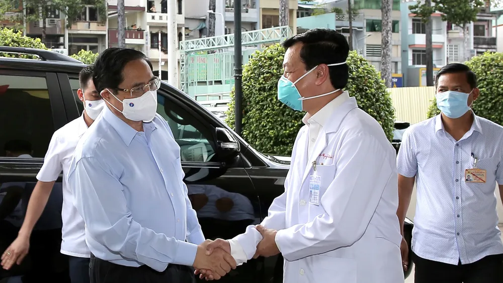 Thủ tướng Chính phủ Phạm Minh Chính: Không vì phát triển kinh tế mà hy sinh sức khỏe của nhân dân ảnh 3