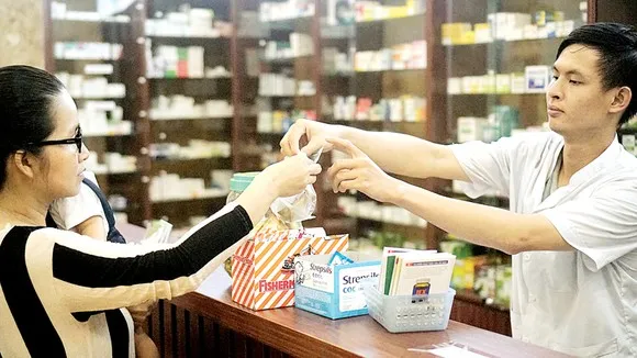 Người dân mua thuốc tại cửa hàng thuốc trên địa bàn TPHCM. Ảnh minh họa: HOÀNG HÙNG