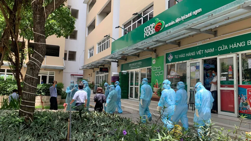 Nhân viên y tế tiến hành điều tra, truy vết khử khuẩn chung cư Sunview Town