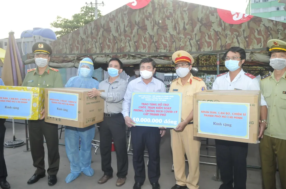 Lãnh đạo TPHCM thăm, động viên lực lượng làm việc tại các chốt phòng chống dịch Covid-19 ảnh 2