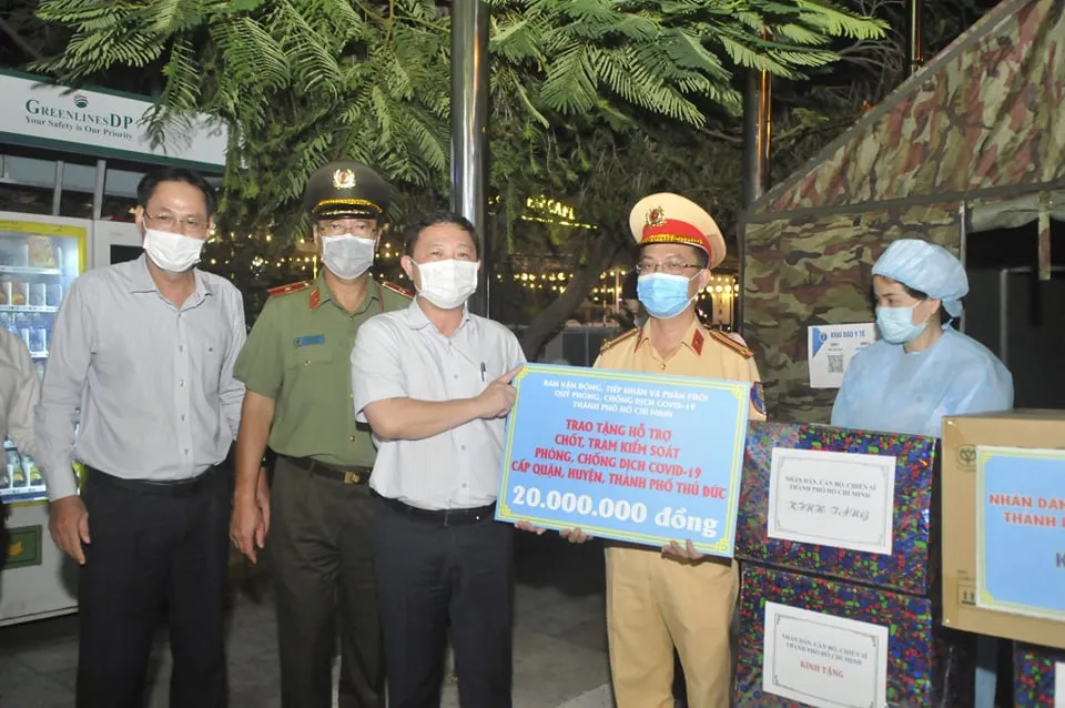 Lãnh đạo TPHCM thăm, động viên lực lượng làm việc tại các chốt phòng chống dịch Covid-19 ảnh 3